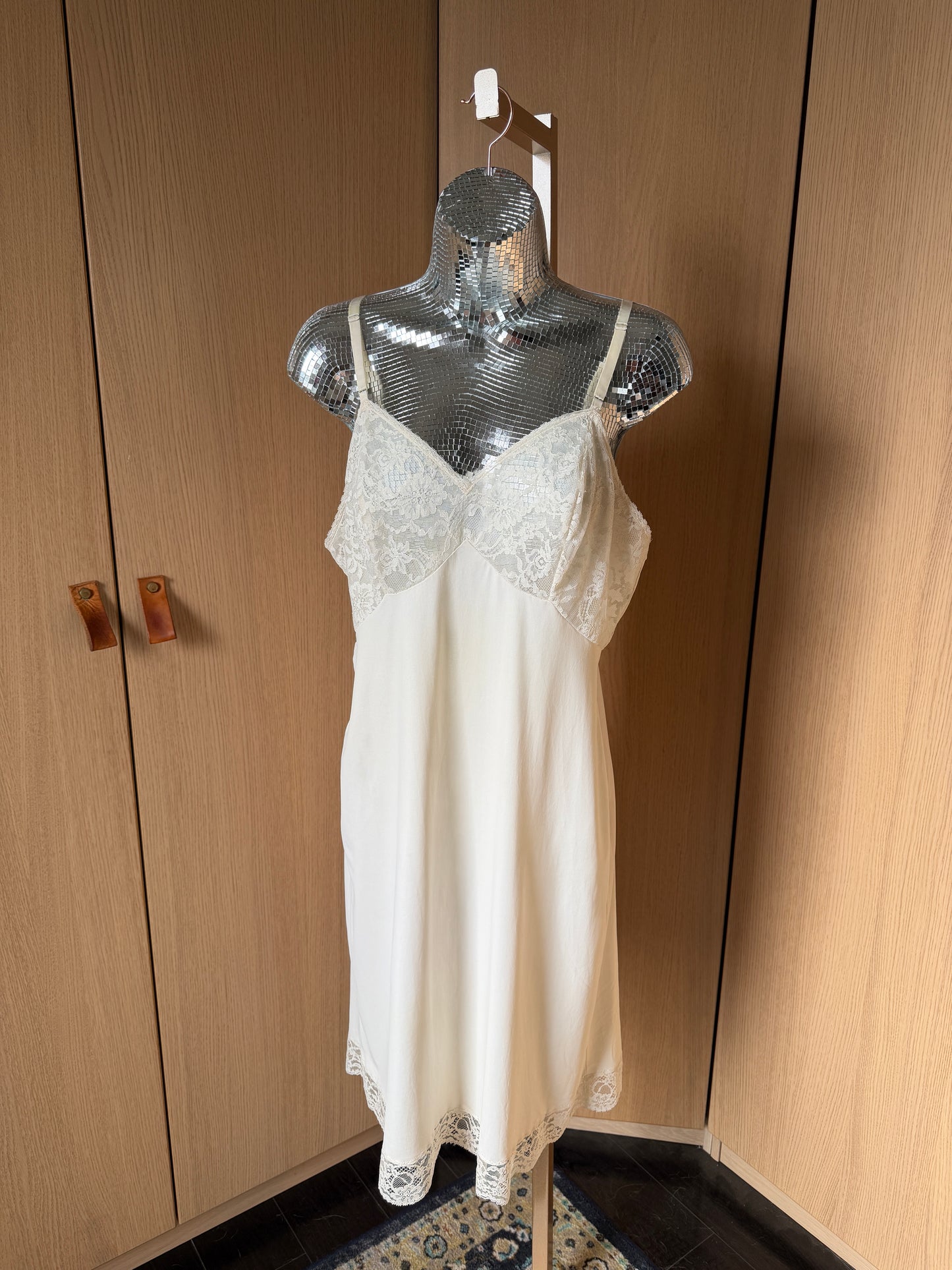 Vanity Fair (L) ✨🌙💫🤍 vintage 1970's fairy angel nightie satin & lace midi slip dress, cream, white (factory tag: 36)