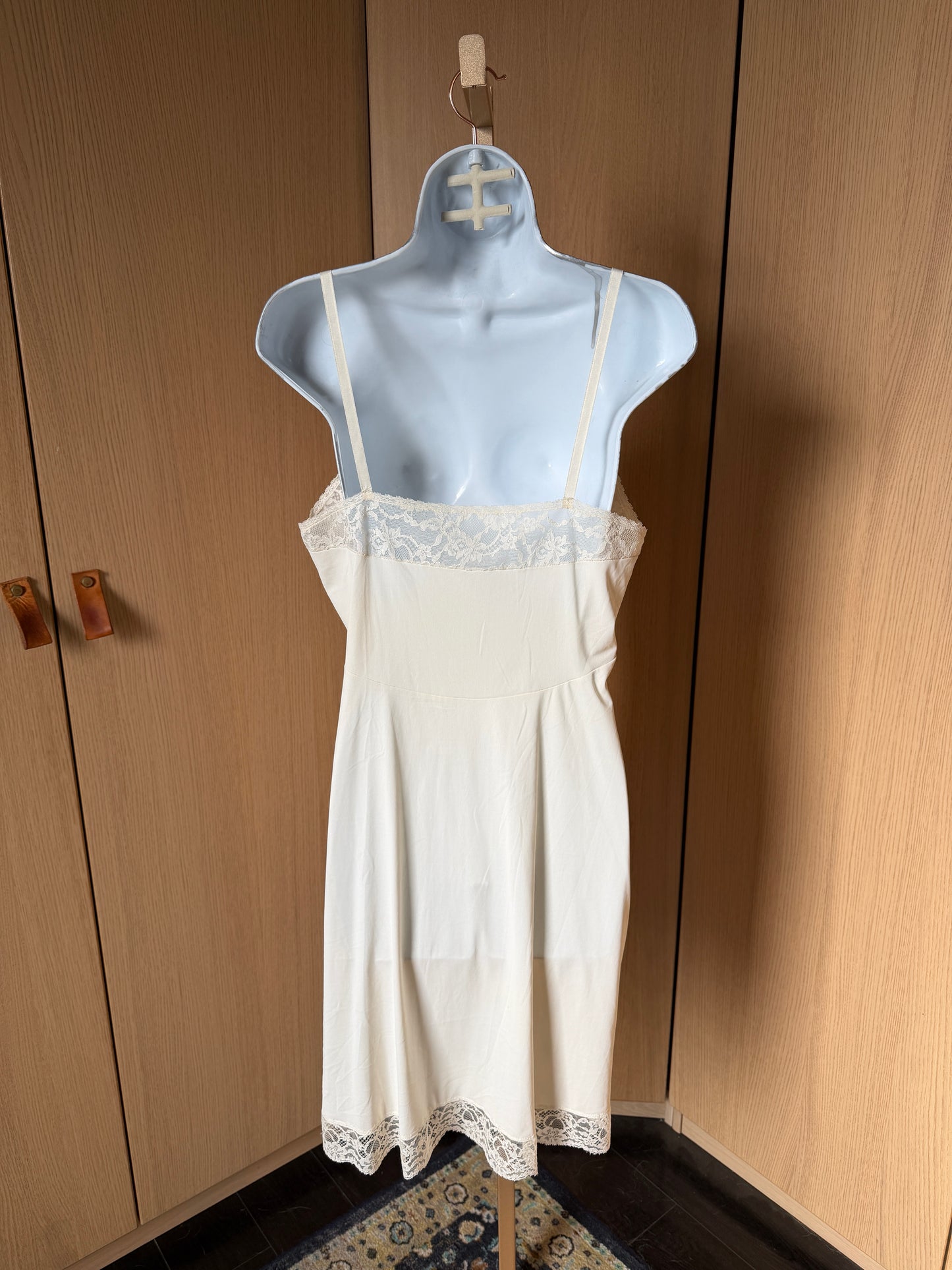 Vanity Fair (L) ✨🌙💫🤍 vintage 1970's fairy angel nightie satin & lace midi slip dress, cream, white (factory tag: 36)