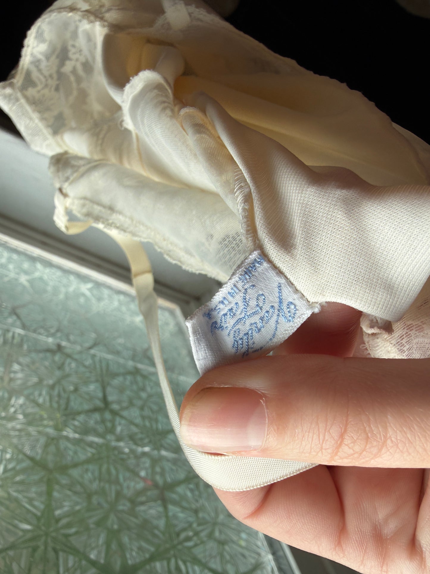 Vanity Fair (L) ✨🌙💫🤍 vintage 1970's fairy angel nightie satin & lace midi slip dress, cream, white (factory tag: 36)