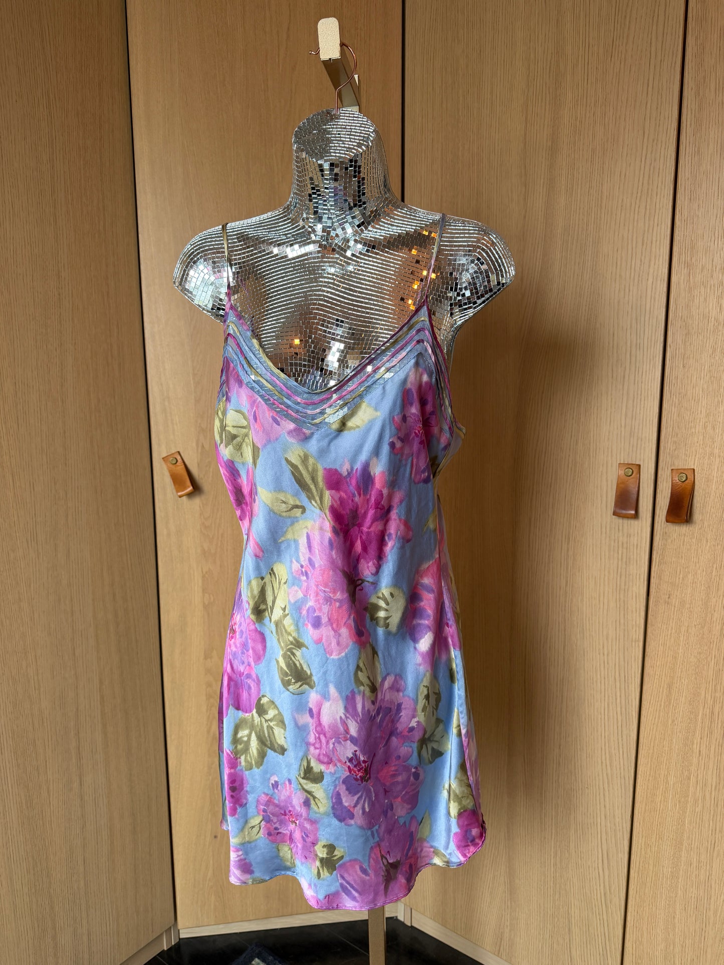 Victoria’s Secret (M) 🧚‍♀️💐🌸🦋 vintage late 90's early 2000's floral fairy flower power 100% silk nightie lingerie slip dress, purple, pink (factory tag: M)