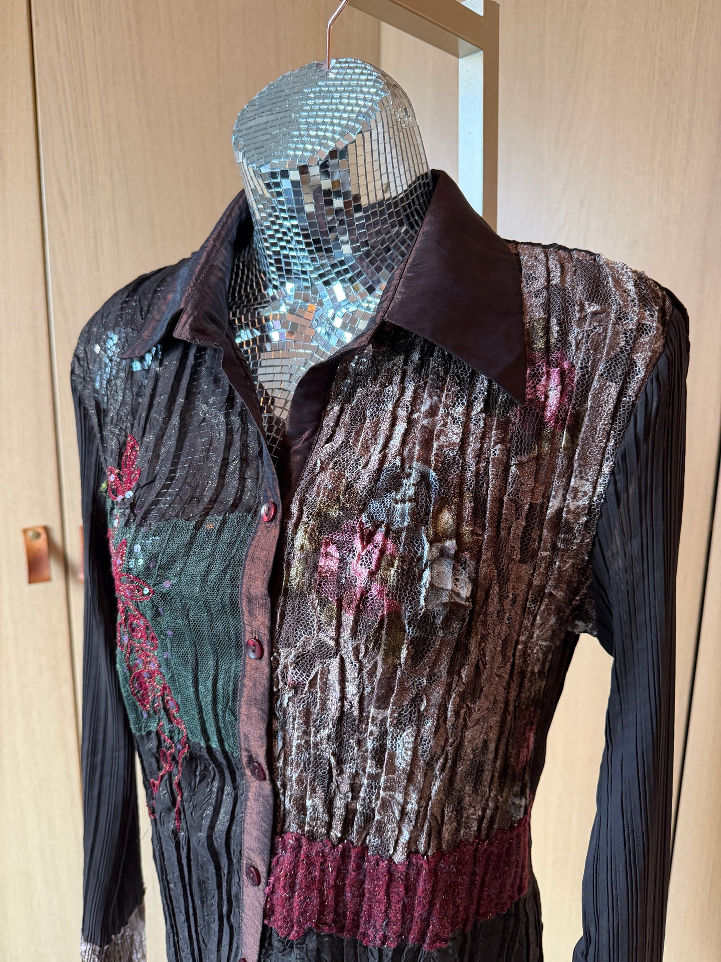 Alberto Makali (M) 🎨🌾 📸 🌜 vintage y2k 2000's to 2010's whimsigoth woodland fairy patchwork crinkle button down blouse, brown, black (factory tag: L)