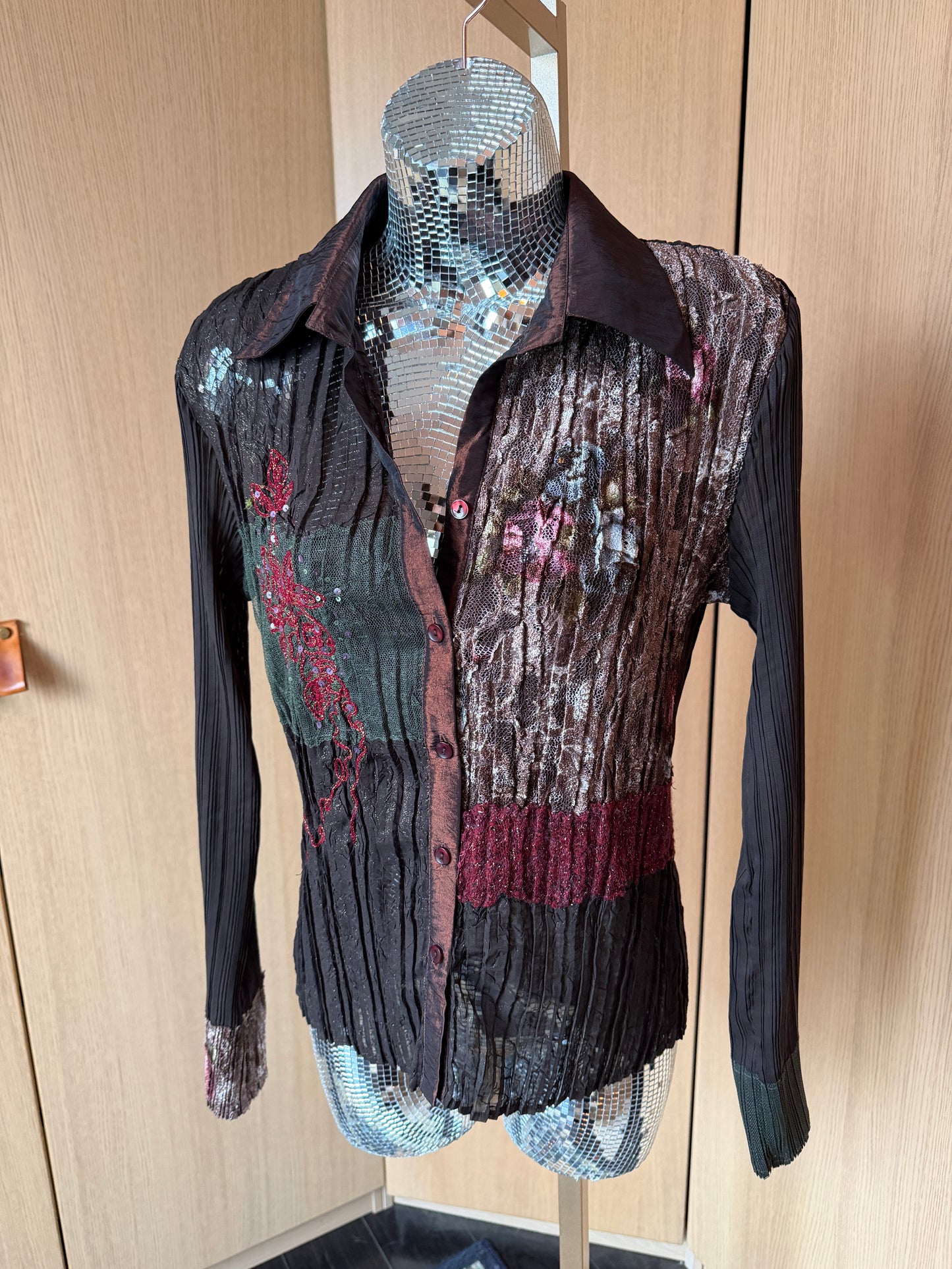 Alberto Makali (M) 🎨🌾 📸 🌜 vintage y2k 2000's to 2010's whimsigoth woodland fairy patchwork crinkle button down blouse, brown, black (factory tag: L)