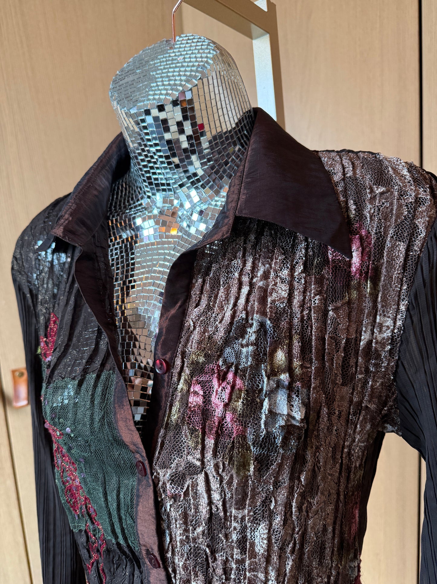 Alberto Makali (M) 🎨🌾 📸 🌜 vintage y2k 2000's to 2010's whimsigoth woodland fairy patchwork crinkle button down blouse, brown, black (factory tag: L)