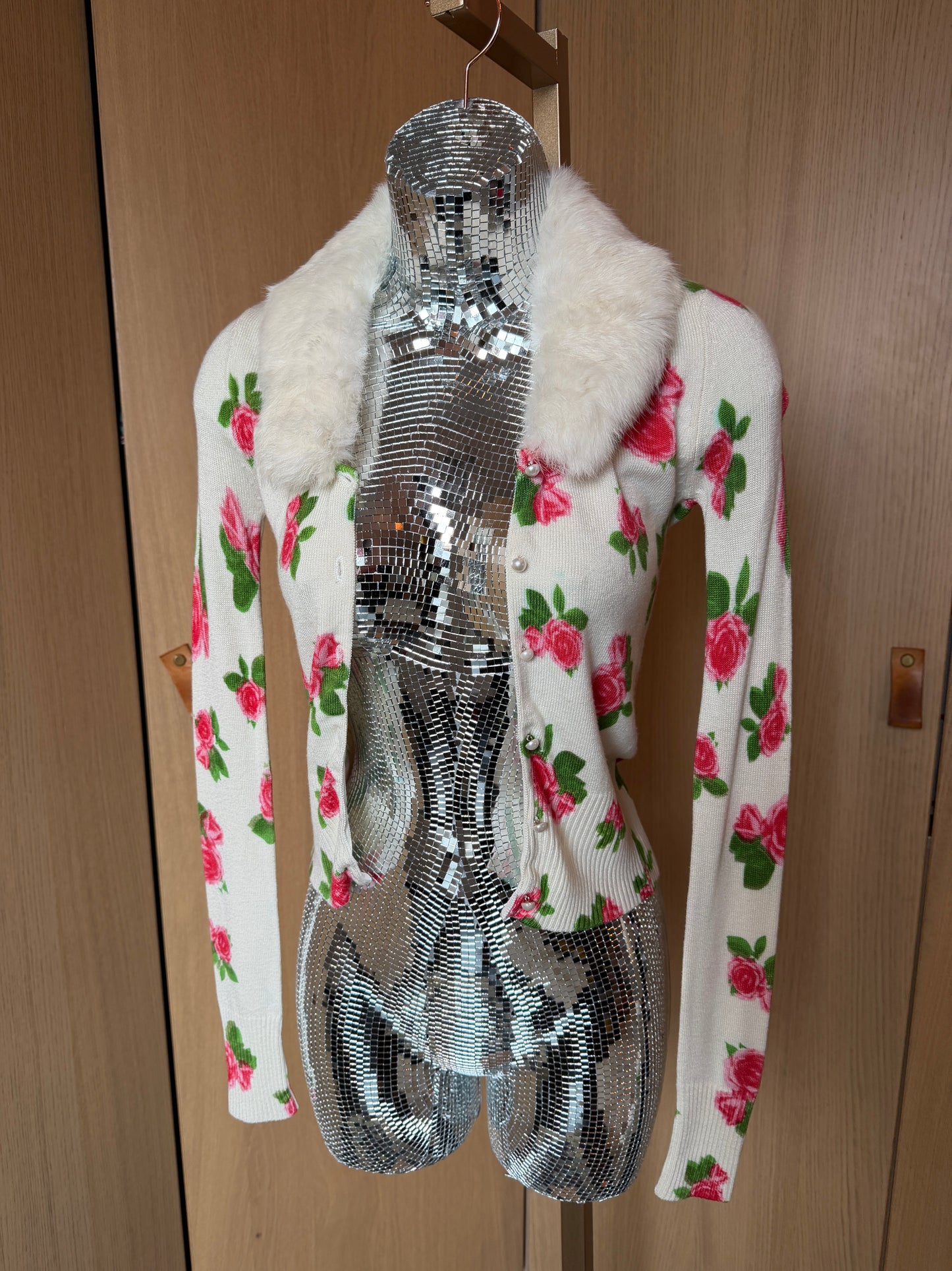 Royal Couture (S) 🌹❄️💐🤍 y2k disney channel faux-fur collar rose cardigan white, cream, pink, green(factory tag: 10)