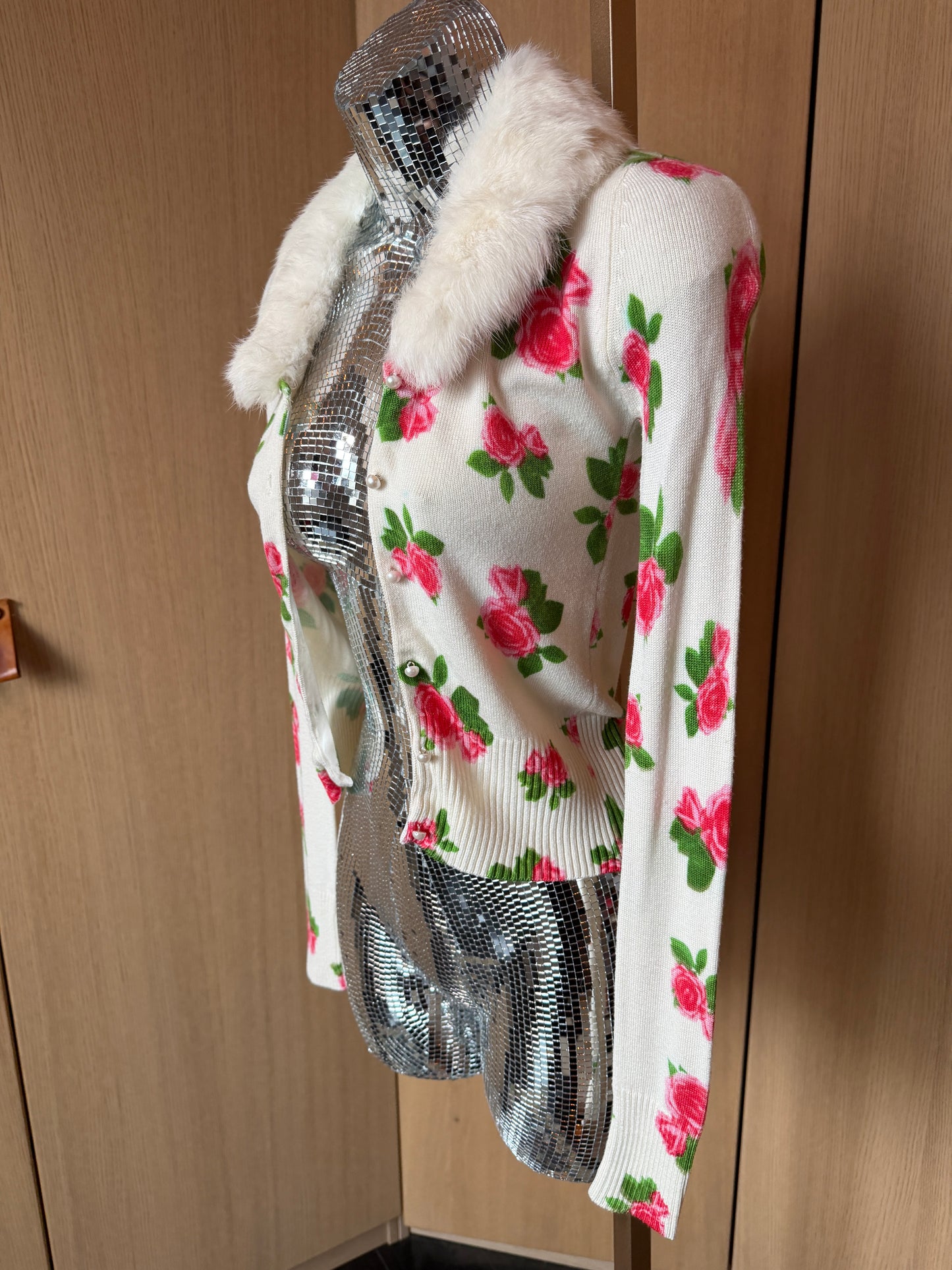 Royal Couture (S) 🌹❄️💐🤍 y2k disney channel faux-fur collar rose cardigan white, cream, pink, green(factory tag: 10)