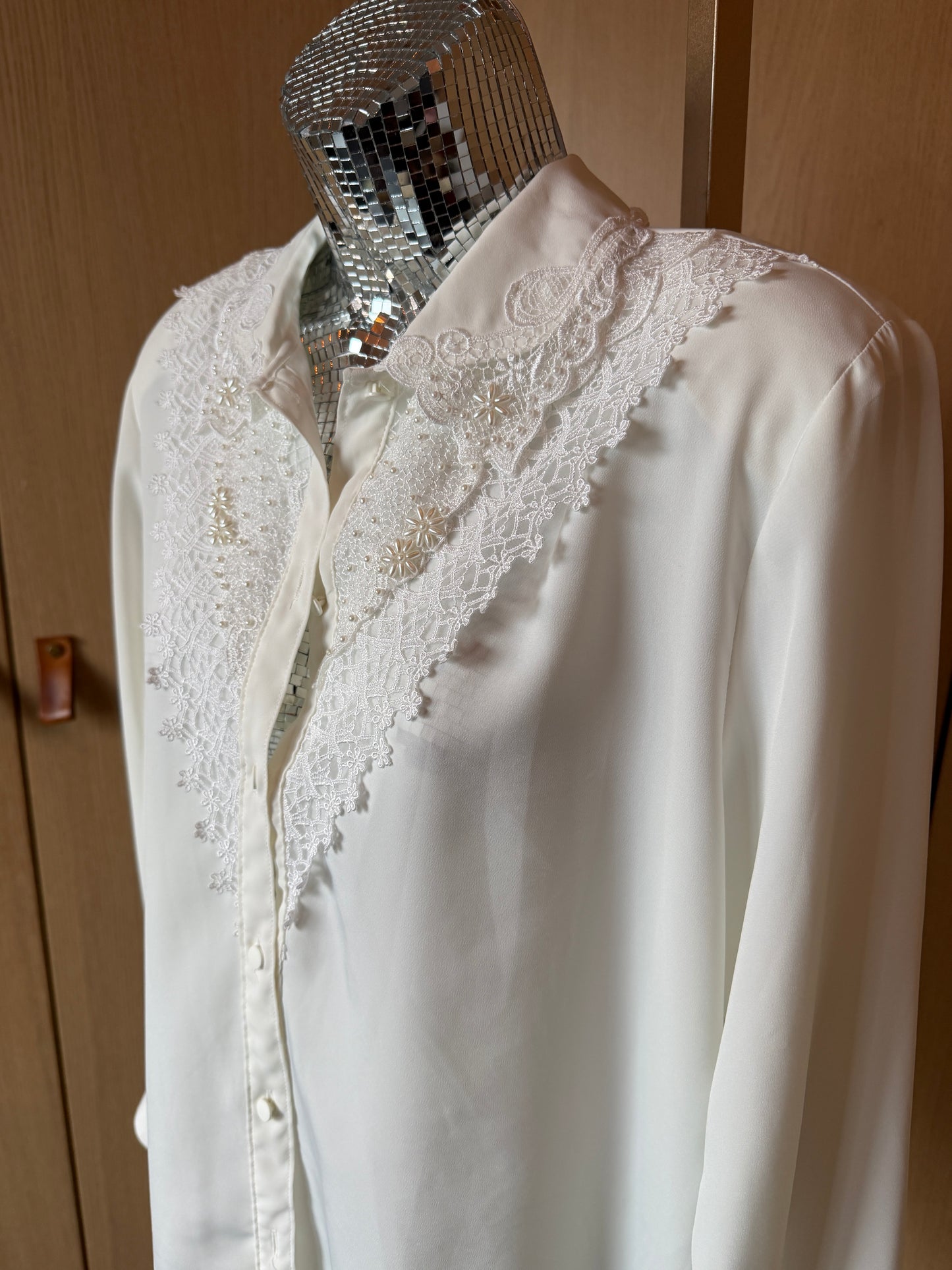 Cathy Che (M) 🤍✨🕊️🌐 vintage 80's pearl beaded button down glam long sleeve blouse top, white (factory tag: 14)