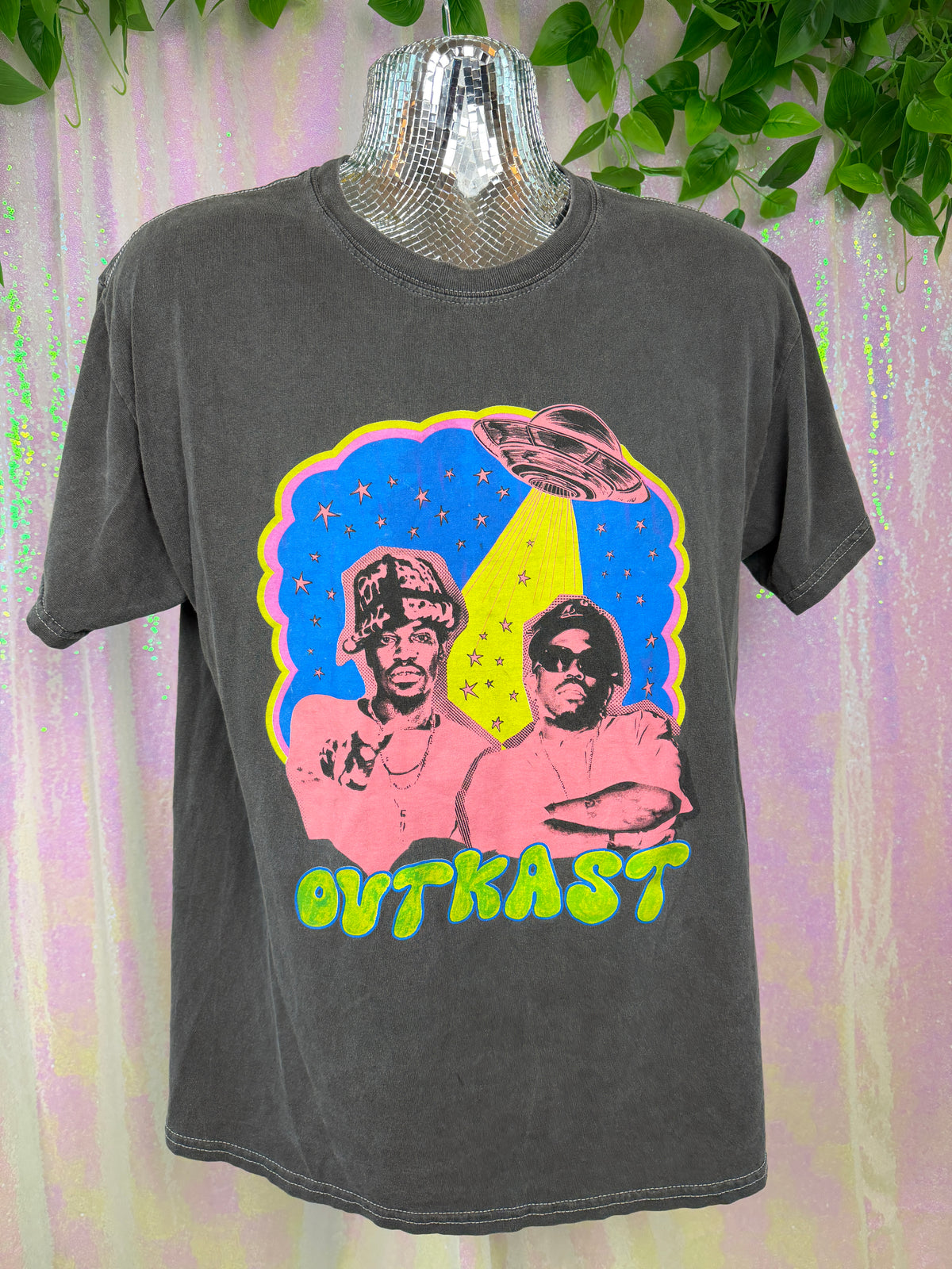 Outkast (M) 🛸💙👽🩷 charcoal funky psychedelic UFO hip-hop graphic band t-shirt (factory tagged: M)