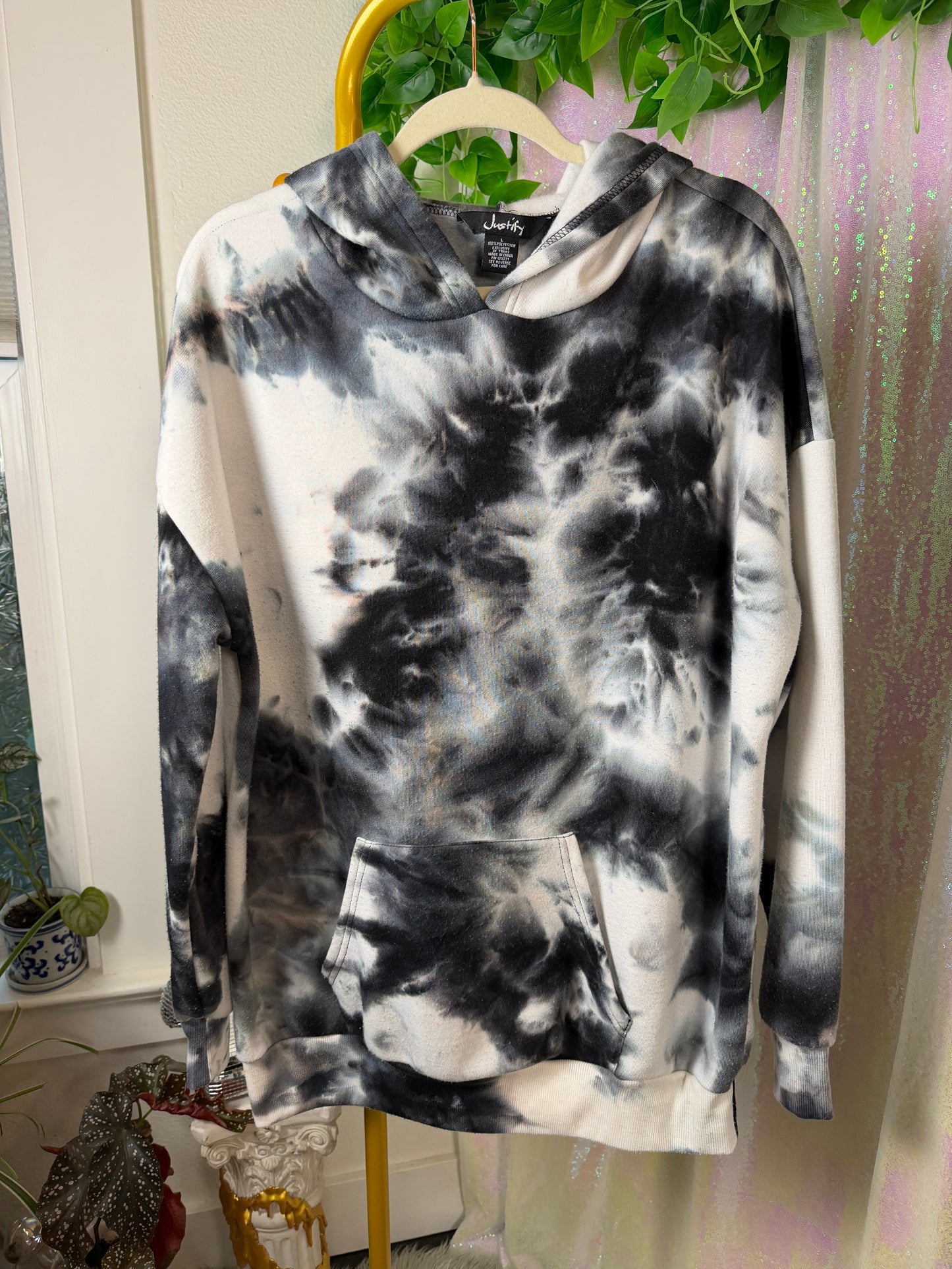 Full-Bag Value Bundle (M) 🐾🌴🌀🌙 Jackie Moon Flit Tropics festival camper comfy cozy cat and dog PJ set and tie dye white and black sweatshirt (factory tagged: M &L)