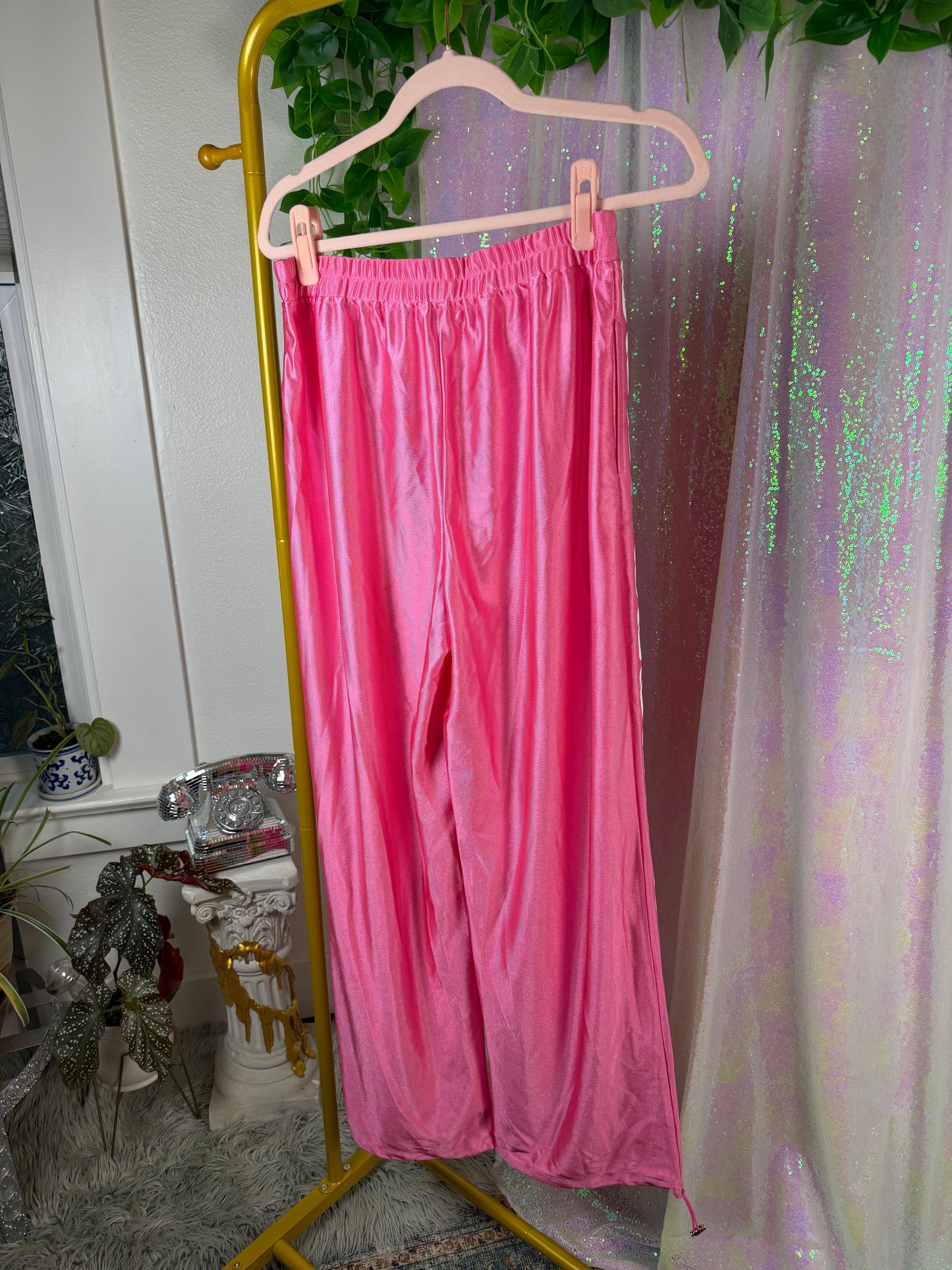 Full-Bag Value Bundle (M) 🌸💗🎀💞 barbie pink dream lounge set comfy cozy raver afters girlie chill time, pink tie dye sweatshirt, athletic chain link sweatpants, pink mesh crop top (factory tagged: S & M)