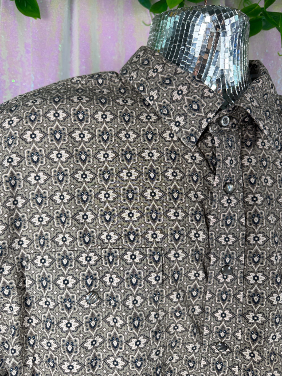 Panhandle Select (XL+) 🕰️♟️🪩🐎 trippy funky retro boho grey black and cream western geometric print button-up polo shirt (factory tagged: XXL)