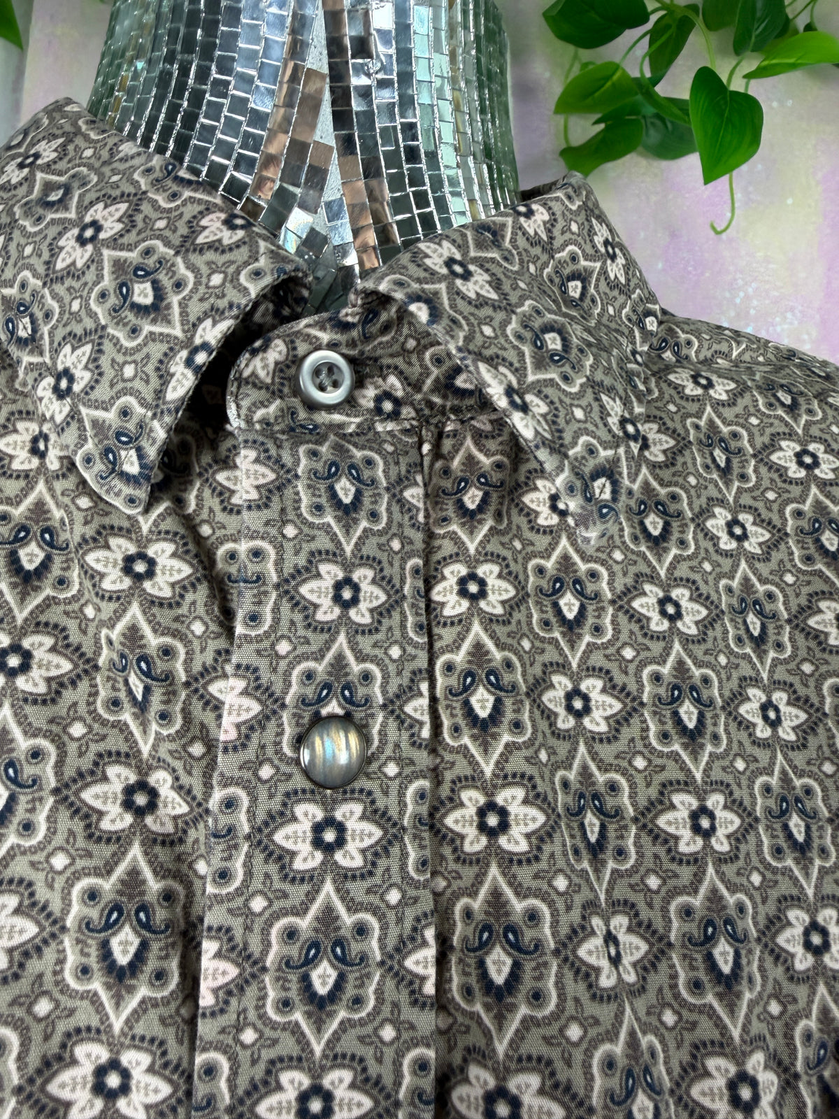 Panhandle Select (XL+) 🕰️♟️🪩🐎 trippy funky retro boho grey black and cream western geometric print button-up polo shirt (factory tagged: XXL)