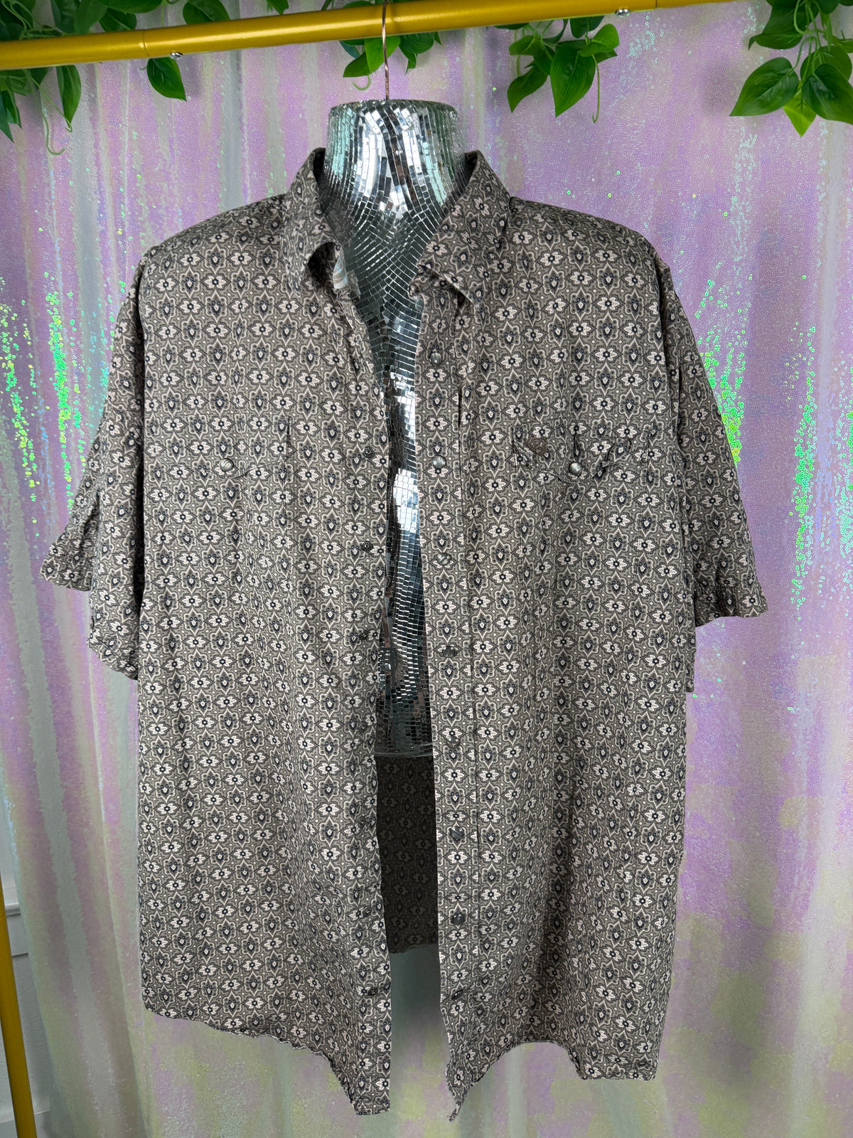 Panhandle Select (XL+) 🕰️♟️🪩🐎 trippy funky retro boho grey black and cream western geometric print button-up polo shirt (factory tagged: XXL)