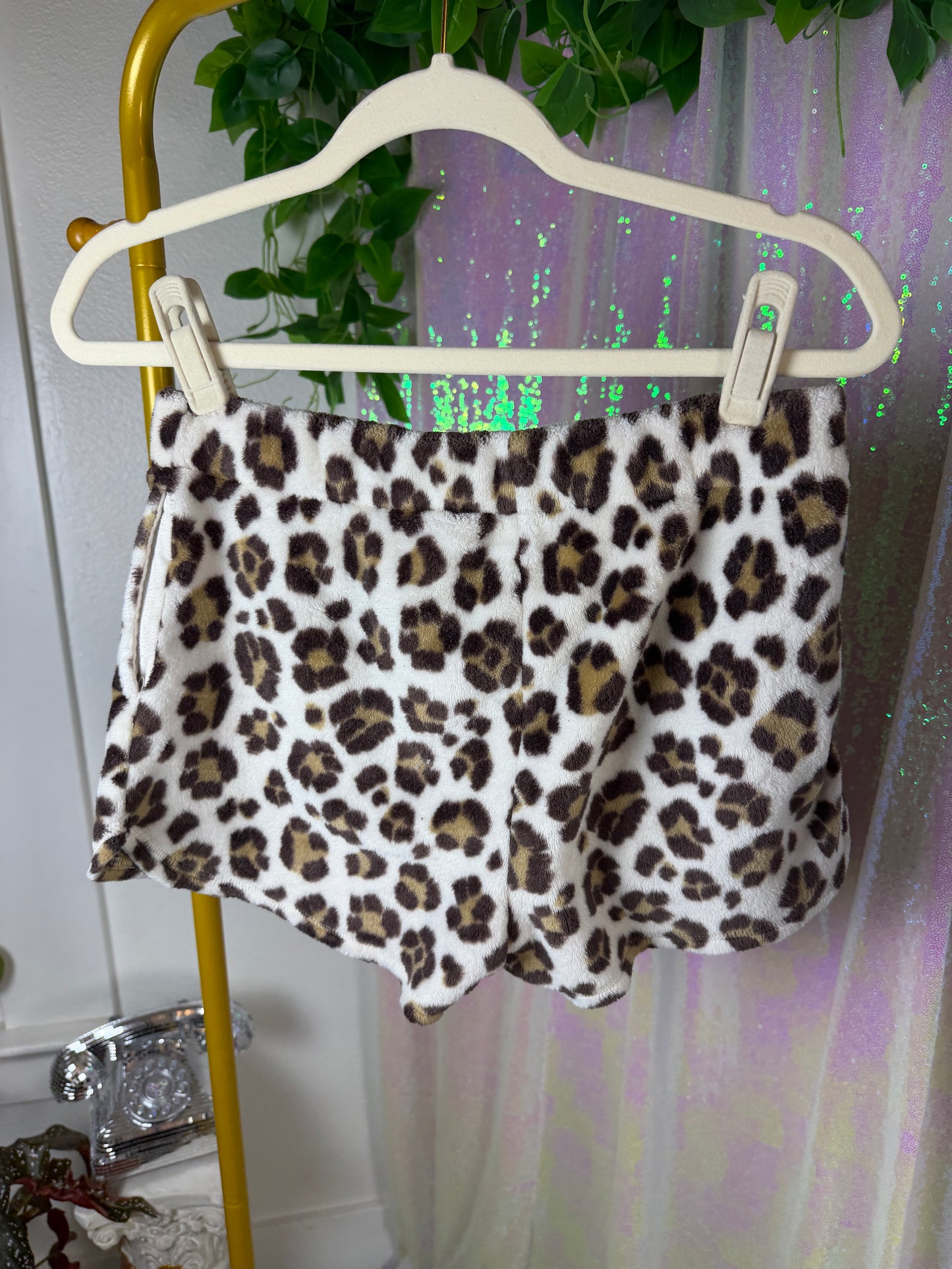 Full-Bag Value Bundle (S) 🐆🌼🤎🍯 dainty daisy black comfy cozy sweatshirt kitty cat cheetah leopard raver girl brown and tan crop tops and animal print shorts (factory tagged: XS & S)