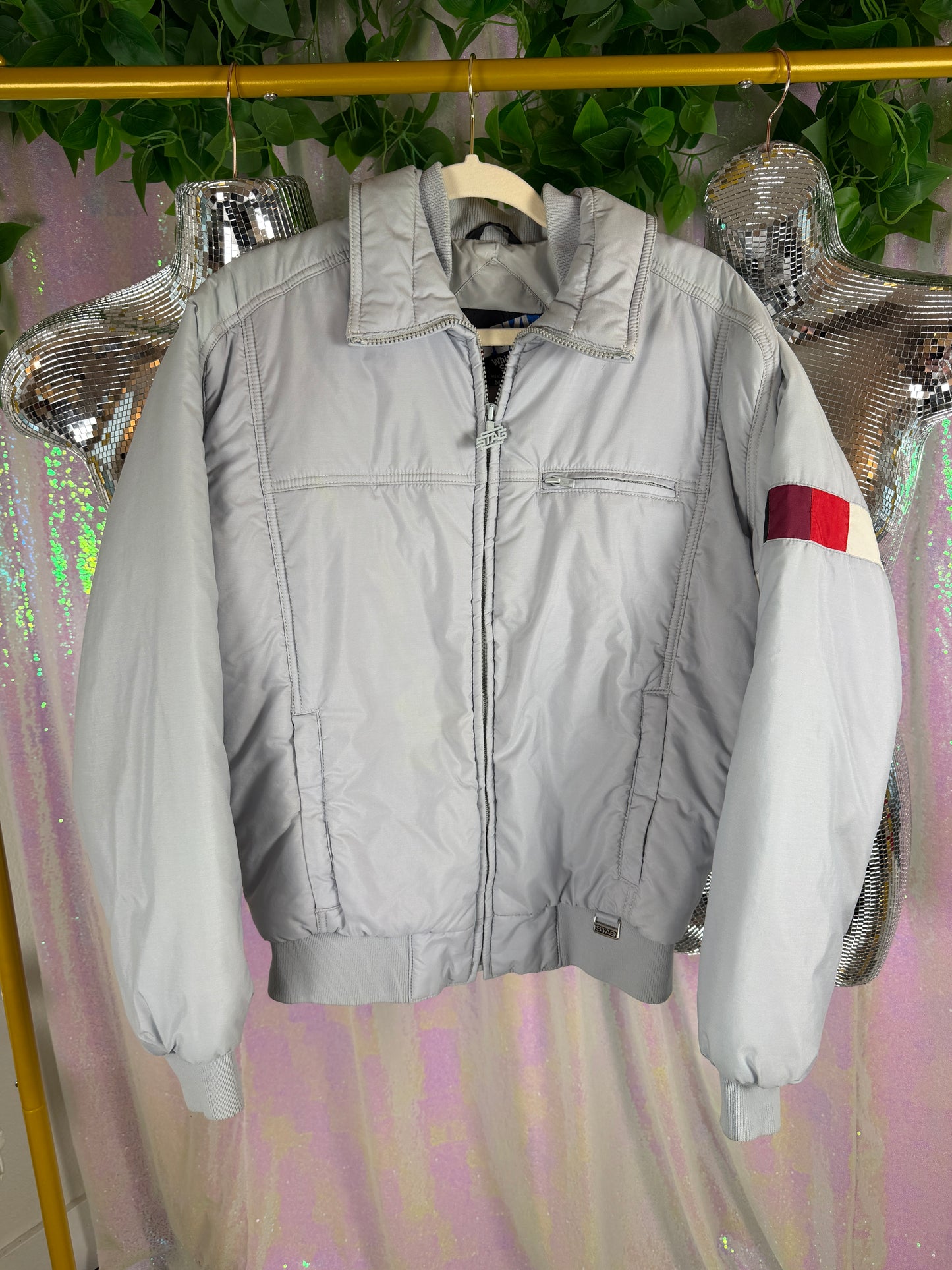 Ski White Stag (M) 🏔️🎿💨🌫️ 80s / 90s vintage alpine bomber, glacier gray with retro race stripe (factory tagged: M)