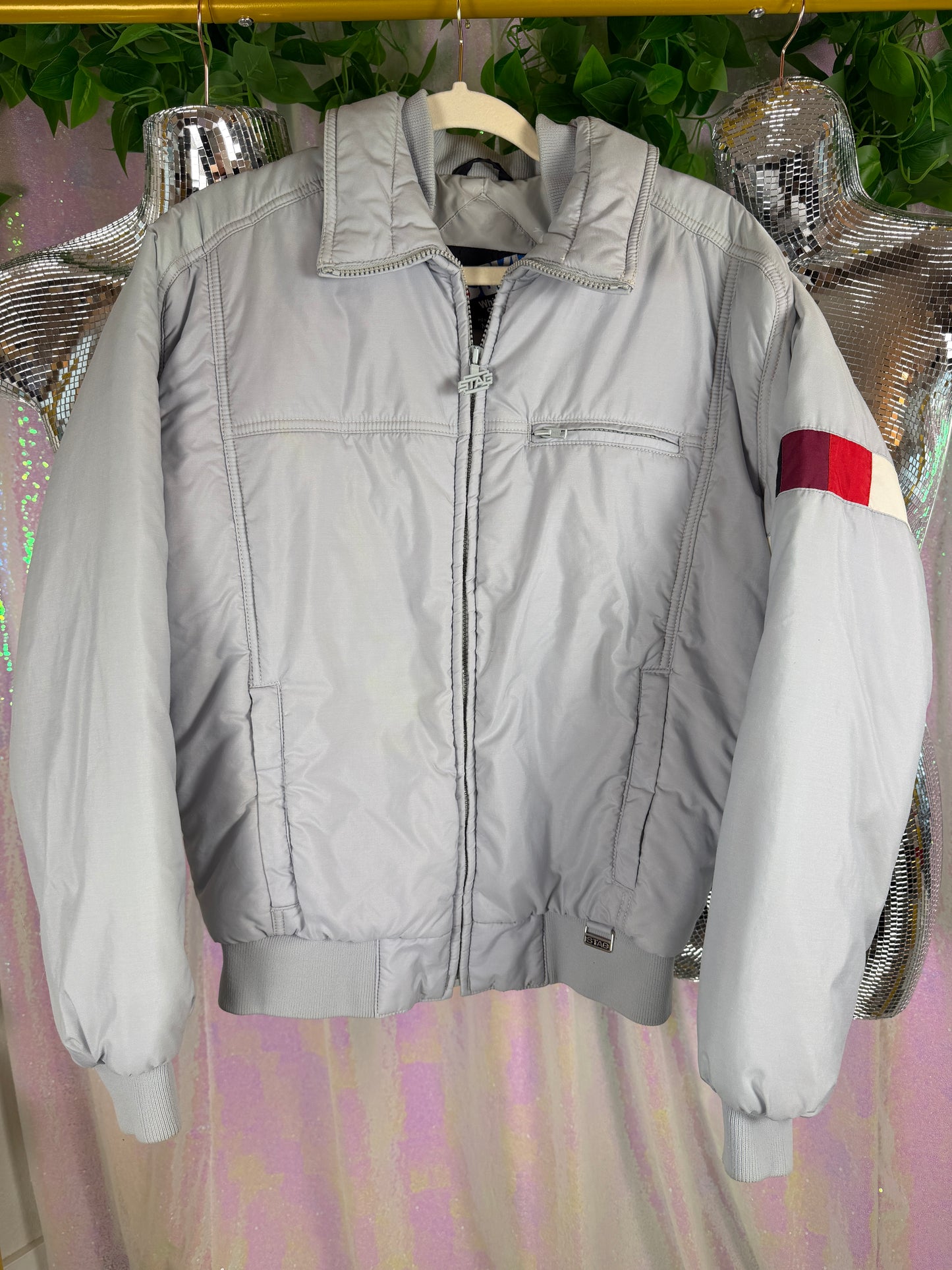 Ski White Stag (M) 🏔️🎿💨🌫️ 80s / 90s vintage alpine bomber, glacier gray with retro race stripe (factory tagged: M)