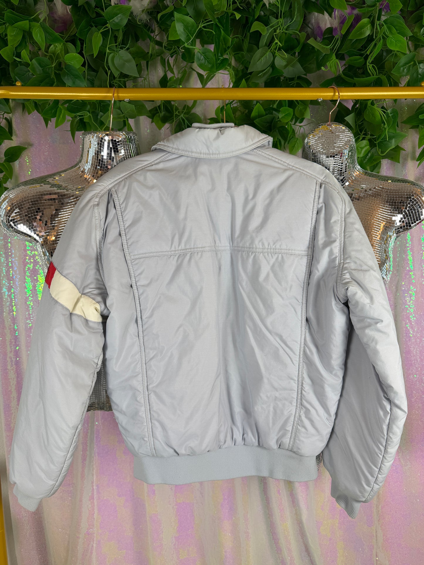 Ski White Stag (M) 🏔️🎿💨🌫️ 80s / 90s vintage alpine bomber, glacier gray with retro race stripe (factory tagged: M)