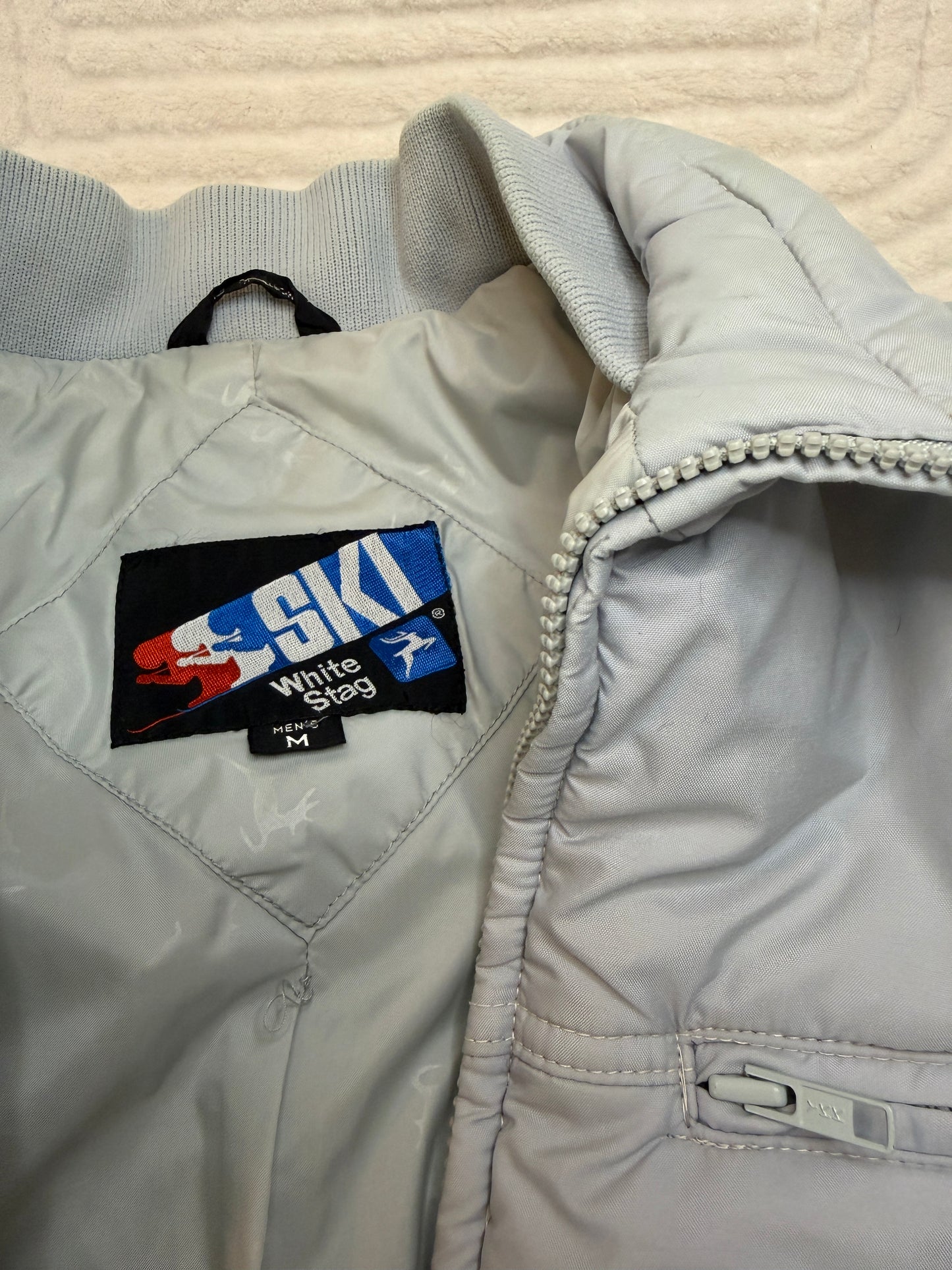 Ski White Stag (M) 🏔️🎿💨🌫️ 80s / 90s vintage alpine bomber, glacier gray with retro race stripe (factory tagged: M)