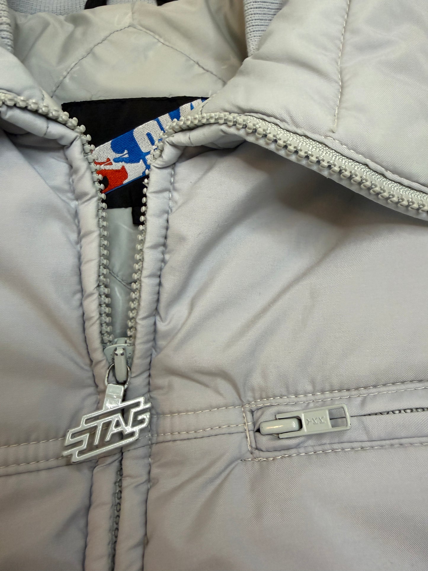 Ski White Stag (M) 🏔️🎿💨🌫️ 80s / 90s vintage alpine bomber, glacier gray with retro race stripe (factory tagged: M)