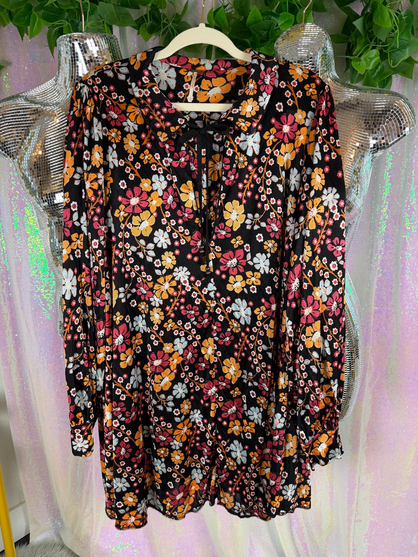 Free People (M)🖤🍂🌼🧡 dark floral mini dress, retro boho romance, autumnal indie vibes (factory tagged: M)